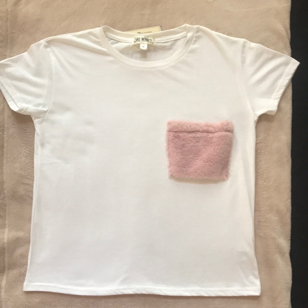 WOMEN’S WHITE T-SHIRT WITH SOFT FAUX FUR POCKET.